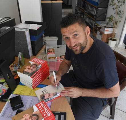 Fussball, Herren, Saison 2016 2017, Torsten Mattuschka (VSG Altglienicke) unterschreibt Bücher seiner Biografie Kultkicker mit Herz und Plauze, 18.05. 2017, Copyright: xMatthiasxKochx