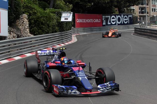 Monaco Grand Prix, Monte Carlo 24 - 28 May 2017 25.05.2017 - Free Practice 1, Carlos Sainz Jr (ESP) Scuderia Toro Rosso STR12 abd Stoffel Vandoorne (BEL) McLaren MCL32 