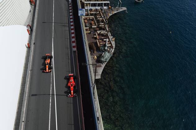 Kimi Raikkoenen (Scuderia Ferrari) und Stoffel Vandoorne (McLaren Honda) im Streckenabschnitt vor dem Tunnel rechts das Mittelmeer, Grosser Preis von Monaco 2017, Freies Training, Motorsport, Formel 1, 25.05.2017, Monte Carlo Copyright: xAndre Eibner-Pressefotox EP_JAE