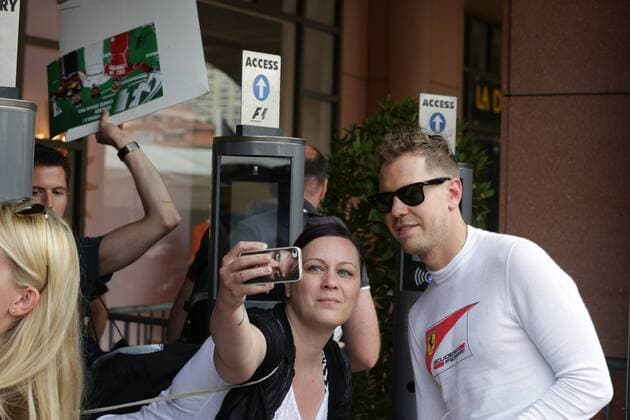 Sebastian Vettel (Scuderia Ferrari) macht mit einem Fan ein Selfie, Grosser Preis von Monaco 2017, Freies Training, Motorsport, Formel 1, 25.05.2017, Monte Carlo Copyright: xAndre Eibner-Pressefotox EP_JAE