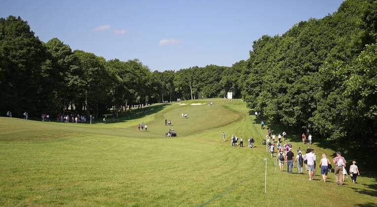 May 25th 2017, Virginia Water, Wentworth, Surrey, England; BMW PGA Golf Herren Championship golf, day 1; Crowds beginning to arrive on 1st hole with a glorious sunny day at hand xDavidxKissmanx  ActionPlus11883375