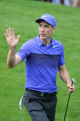 May 25th 2017, Virginia Water, Wentworth, Surrey, England; BMW PGA Golf Herren Championship golf, day 1; Ross Fisher acknowledges the applause at the end of his round xDavidxKissmanx  ActionPlus11883364