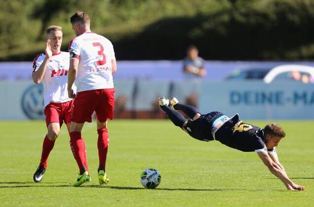 Mittelrheinpokal Finale 2017, Bonn, 25.05.2017, SC Fortuna Köln - Bonner SC: Zweikampf Marcel Kaiser (Bonn, R) gegen Daniel Flottmann (Köln, M).