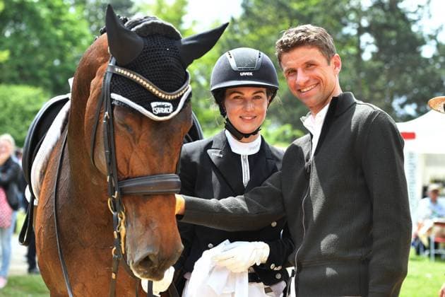 Thomas MUELLER (MÜLLER,Bayern Muenchen) mit Ehefrau Lisa MUELLER und Pferd Anne Beth nach Dressurpruefung Kl.S. Pferd International 2017 2017 am 25.05.2017 in Muenchen-Riem