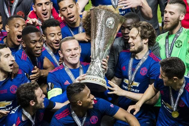 170524 Manchester Uniteds Wayne Rooney haller upp pokalen och jublar tillsammans med sina lagkamrater efter vinsten i finalen i Europa League mellan Ajax och Manchester United ManU den 24 maj 2017 i Stockholm.  Copyright: ANDREASxLxERIKSSON BB170524AE124