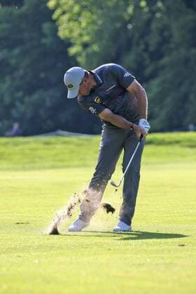 Bilder des Tages - SPORT May 25th 2017, Virginia Water, Wentworth, Surrey, England; BMW PGA Golf Herren Championship golf, day 1; Lee Westwood digs out his ball from a divot on the 17th xDavidxKissmanx  ActionPlus11883461