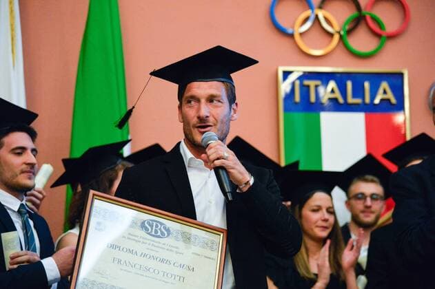 Bilder des Tages - SPORT May 26, 2017 - Rome, Italy - Francesco Totti during celebration for Honoris causa diploma for Totti in the salon of honor of CONI , Rome on may 26, 2017 Francesco Totti Receives Honoris Causa Diploma  - ZUMAn230 20170526_zaa_n230_097 Copyright: xSilviaxLorex