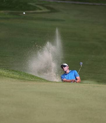 Bilder des Tages - SPORT May 26th 2017, Virginia Water, Wentworth, Surrey, England; BMW PGA Golf Herren Championship golf, day 2; Dean Burnmester of South Africa exploding a shot out of the bunker at the third xDavidxKissmanx  ActionPlus11883584