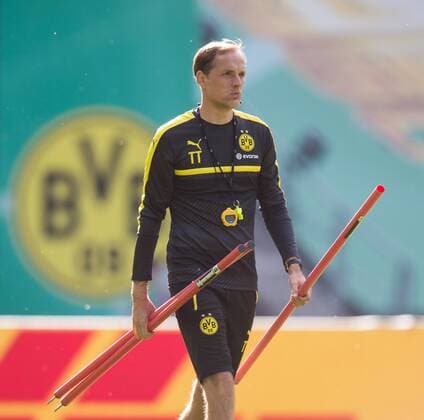 Vor dem Trainingsbeginn steckt Cheftrainer Thomas Tuchel (DOR) mit seinen Trainerassistenten das Spielfeld mit Stangen ab. Fussball 74.DFB-Pokalfinale: Offizielles Abschlusstraining von Borussia Dortmund im Olympiastadion in Berlin, Deutschland am 26.05.2017,