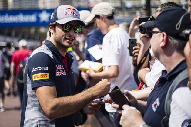 May 26, 2017 - Monaco, Monaco - 55 SAINZ Carlos from Spain of Toro Rosso STR12 team Toro Rosso signing autographs to the fans during the Monaco Grand Prix of the FIA Formula 1 championship, at Monaco on 26th of 2017. F1 Grand Prix of Monaco - Previews  - ZUMAn230 20170526_zaa_n230_247 Copyright: xXavierxBonillax