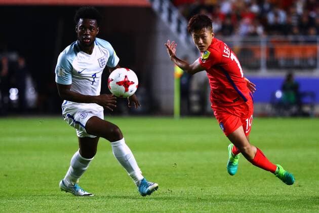 (L-R) osh Onomah (ENG), Lee Seungwoo (KOR), MAY 27, 2017 - Football Soccer : 2017 FIFA U-20 World Cup Group A match between Korea 0-1 UEngland at Suwon World Cup Stadium in Suwon, South Korea. Noxthirdxpartyxsales  (ipha038488)