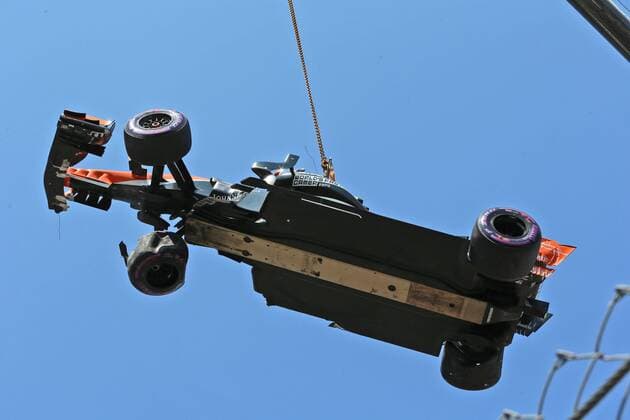 das auto von Stoffel Vandoorne (McLaren Honda) muss mit dem Kran gehoben werden, Grosser Preis von Monaco 2017, Motorsport, Formel 1, Qualifikation, 27.05.2017, Monte Carlo Copyright: xAndre Eibner-Pressefotox EP_JAE