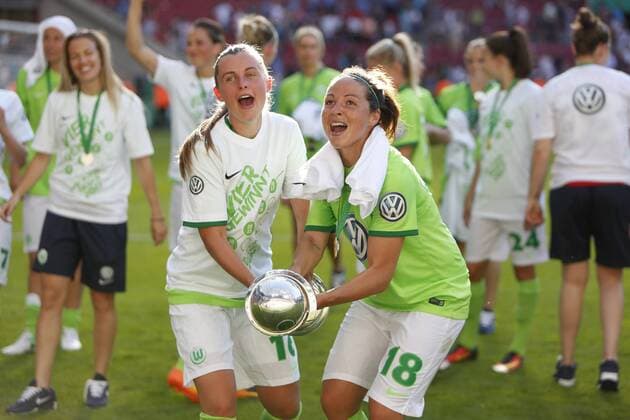 vl Noelle Maritz (Wolfsburg, 16) und Vanessa Bernauer (Wolfsburg, 18) Jubel nach Spielende, Freude über den Sieg, Erfolg, success mit DFB POkal, Fussball, DFB-Pokal der Frauen, Finale, SC Sand - VfL Wolfsburg, xtgx