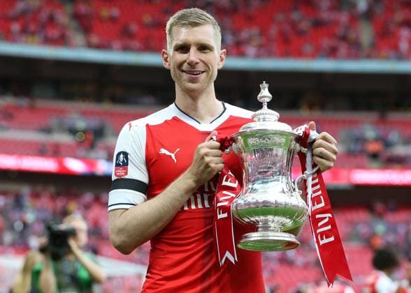 Themen der Woche - SPORT Bilder des Tages - SPORT May 27th 2017, Wembley Stadium, London England; FA Cup Final, Arsenal versus Chelsea FC; Olivier Per Mertesacker of Arsenal poses with the FA Cup during Arsenal s celebration after defeating Chelsea by 2-1 xJohnxPatrickxFletcherx  ActionPlus11884348