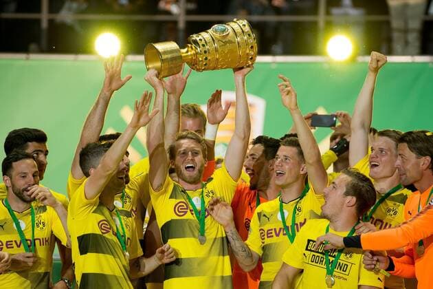 Berlin, Deutschland, 27.05.2017, DFB-Pokal Finale, Eintracht Frankfurt - BV Borussia Dortmund, Andre Schuerrle (BVB) mit dem dfb pokal ( DeFodi001