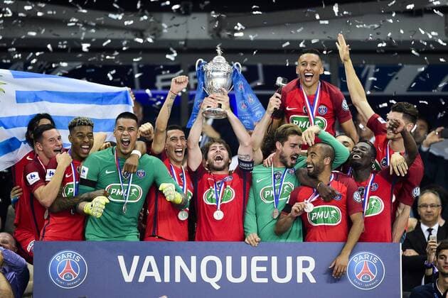 Fußball, Paris St. Germain ist Coupe de France Sieger joie des joueurs du PSG avec le trophee FOOTBALL : Angers vs PSG - Finale 100e coupe de France - 27 05 2017 JBAutissier Panoramic 