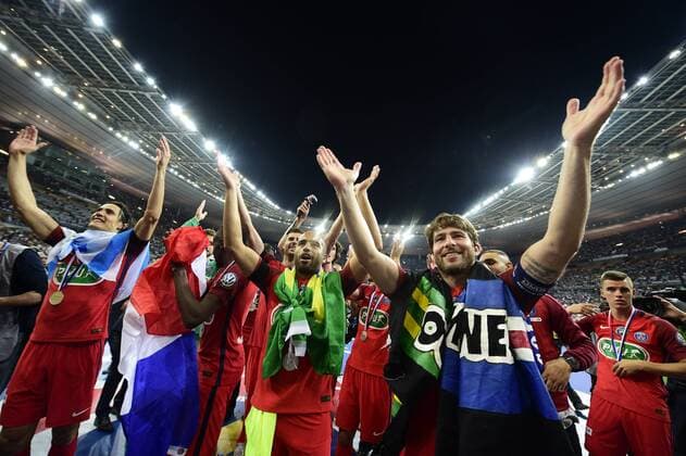 Fußball, Paris St. Germain ist Coupe de France Sieger joie des joueurs du PSG en fin de match avec le trophee CAVANI Edinson (PSG) MAXWELL (PSG) LUCAS MOURA (PSG) FOOTBALL : Angers vs PSG - Finale 100e coupe de France - 27 05 2017 JBAutissier Panoramic 
