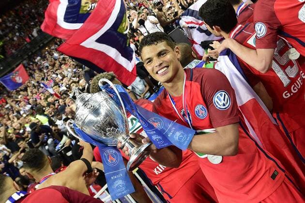 Fußball, Paris St. Germain ist Coupe de France Sieger joie des joueurs du PSG en fin de match avec le trophee SILVA Thiago (PSG) FOOTBALL : Angers vs PSG - Finale 100e coupe de France - 27 05 2017 JBAutissier Panoramic 