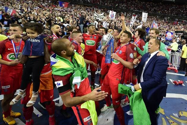 Fußball, Paris St. Germain ist Coupe de France Sieger joie des joueurs du PSG en fin de match avec le trophee FOOTBALL : Angers vs PSG - Finale 100e coupe de France - 27 05 2017 JBAutissier Panoramic 