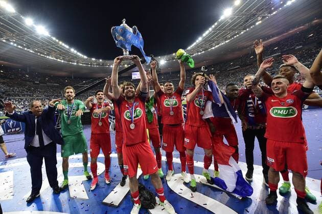 Fußball, Paris St. Germain ist Coupe de France Sieger joie des joueurs du PSG en fin de match avec le trophee MAXWELL (PSG) FOOTBALL : Angers vs PSG - Finale 100e coupe de France - 27 05 2017 JBAutissier Panoramic 