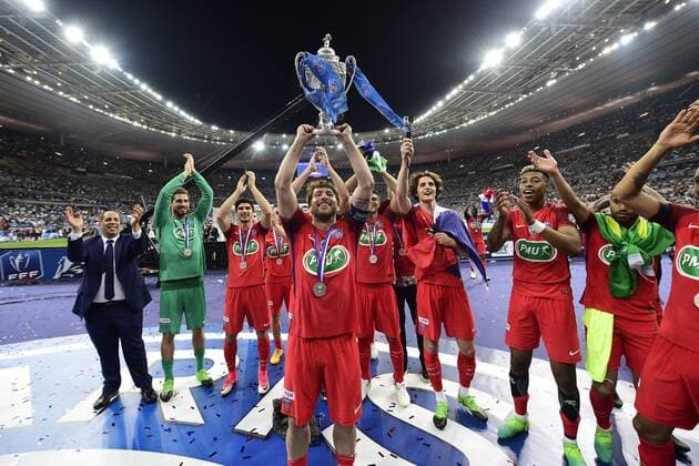 Fußball, Paris St. Germain ist Coupe de France Sieger joie des joueurs du PSG en fin de match avec le trophee MAXWELL (PSG) FOOTBALL : Angers vs PSG - Finale 100e coupe de France - 27 05 2017 JBAutissier Panoramic 