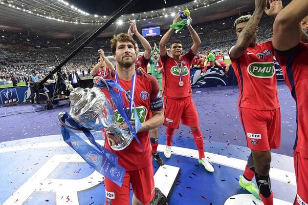 Fußball, Paris St. Germain ist Coupe de France Sieger joie des joueurs du PSG en fin de match avec le trophee MAXWELL (PSG) FOOTBALL : Angers vs PSG - Finale 100e coupe de France - 27 05 2017 JBAutissier Panoramic 