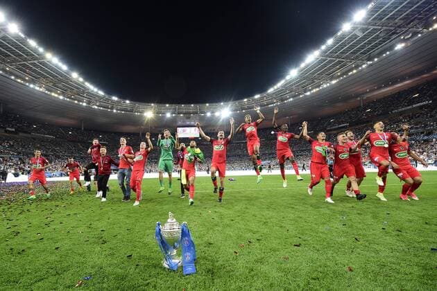 Fußball, Paris St. Germain ist Coupe de France Sieger joie des joueurs du PSG en fin de match avec le trophee FOOTBALL : Angers vs PSG - Finale 100e coupe de France - 27 05 2017 JBAutissier Panoramic 