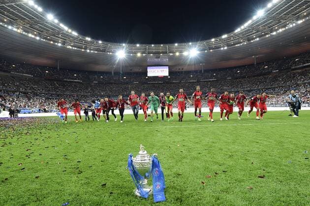Fußball, Paris St. Germain ist Coupe de France Sieger joie des joueurs du PSG en fin de match avec le trophee FOOTBALL : Angers vs PSG - Finale 100e coupe de France - 27 05 2017 JBAutissier Panoramic 
