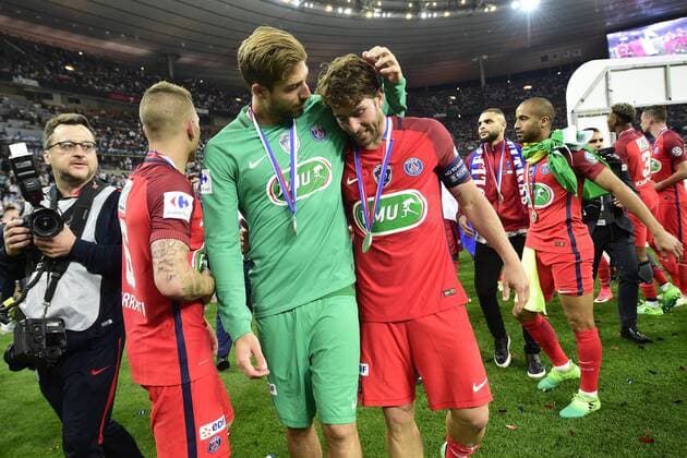 Bilder des Tages - SPORT Fußball, Paris St. Germain ist Coupe de France Sieger joie des joueurs du PSG TRAPP Kevin (PSG) MAXWELL (PSG) FOOTBALL : Angers vs PSG - Finale 100e coupe de France - 27 05 2017 JBAutissier Panoramic 
