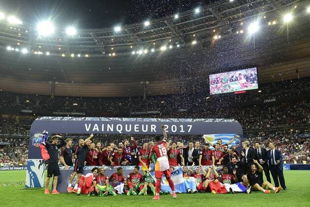 Fußball, Paris St. Germain ist Coupe de France Sieger joie des joueurs du PSG en fin de match avec le trophee FOOTBALL : Angers vs PSG - Finale 100e coupe de France - 27 05 2017 JBAutissier Panoramic 