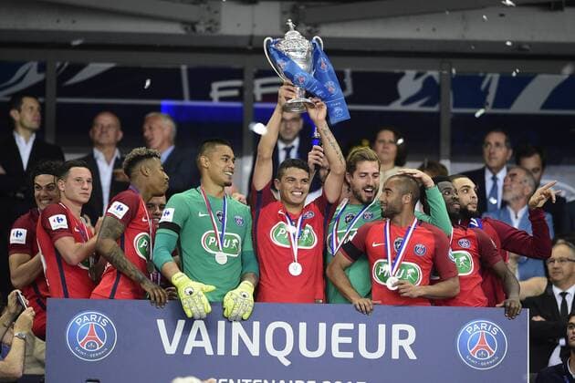 Fußball, Paris St. Germain ist Coupe de France Sieger joie des joueurs du PSG en fin de match avec le trophee FOOTBALL : Angers vs PSG - Finale 100e coupe de France - 27 05 2017 JBAutissier Panoramic 