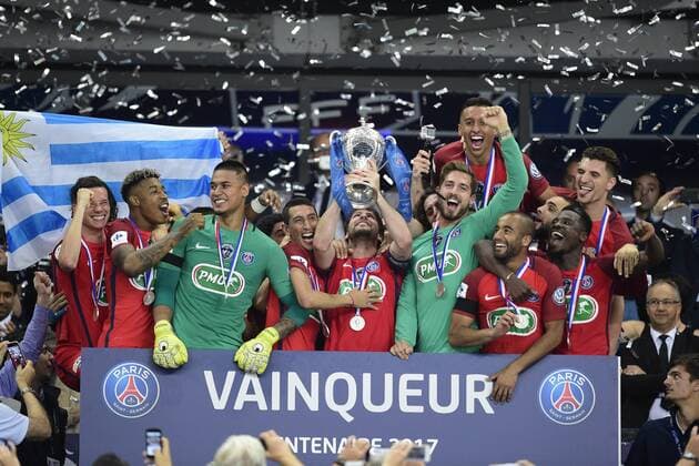 Fußball, Paris St. Germain ist Coupe de France Sieger joie des joueurs du PSG en fin de match avec le trophee FOOTBALL : Angers vs PSG - Finale 100e coupe de France - 27 05 2017 JBAutissier Panoramic 