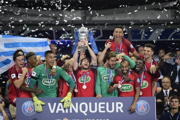 Fußball, Paris St. Germain ist Coupe de France Sieger joie des joueurs du PSG en fin de match avec le trophee FOOTBALL : Angers vs PSG - Finale 100e coupe de France - 27 05 2017 JBAutissier Panoramic 