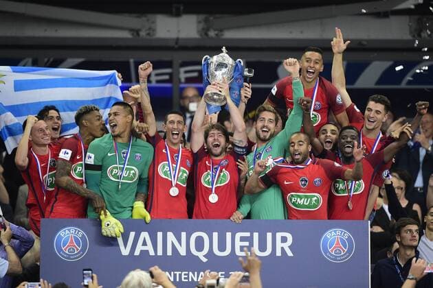 Bilder des Tages - SPORT Fußball, Paris St. Germain ist Coupe de France Sieger joie des joueurs du PSG en fin de match avec le trophee FOOTBALL : Angers vs PSG - Finale 100e coupe de France - 27 05 2017 JBAutissier Panoramic 