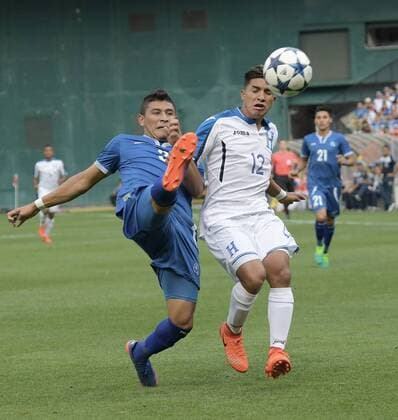 Fußball, Testspiel, El Salvador - Honduras El SAlvador s Roberto Dominguez (L) vies for the ball with Honduras Michaell Chirinos (R), during a friendly match between El Salvador and Honduras at the RFK Stadium in Washington DC, USA, 27 May 2017. El Salvador vs. Honduras !ACHTUNG: NUR REDAKTIONELLE NUTZUNG!  Copyright: xLENINxNOLLYx MIA106 20170528-636315541406092543