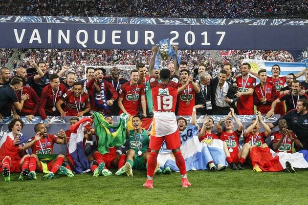 Fußball, Paris St. Germain ist Coupe de France Sieger May 27, 2017 - Saint-Denis, Paris, France - Paris Saint-Germain s Ivorian defender Serge Aurier (C) holds the trophy as he celebrates winning the French Cup final football match between Paris Saint-Germain (PSG) and Angers (SCO) on May 27, 2017, at the Stade de France in Saint-Denis, north of Paris. Paris Saint-Germain v Angers - French Cup Final  - ZUMAn230 20170527_zaa_n230_490 Copyright: xGeoffroyxVanxDerxHasseltx