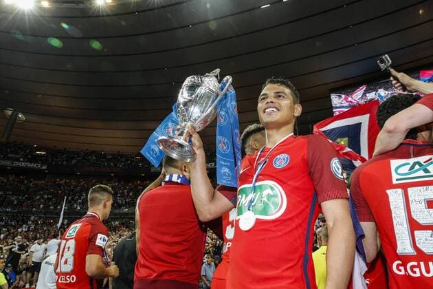 Fußball, Paris St. Germain ist Coupe de France Sieger May 27, 2017 - Saint-Denis, Paris, France - Paris Saint-Germain s Brazilian defender Thiago Silva (C) celebrates with the trophy after winning the French Cup final football match between Paris Saint-Germain (PSG) and Angers (SCO) on May 27, 2017, at the Stade de France in Saint-Denis, north of Paris. Paris Saint-Germain v Angers - French Cup Final  - ZUMAn230 20170527_zaa_n230_480 Copyright: xGeoffroyxVanxDerxHasseltx
