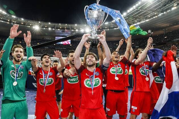 Fußball, Paris St. Germain ist Coupe de France Sieger May 27, 2017 - Saint-Denis, Paris, France - Paris Saint-Germain s Brazilian defender Maxwell (C) holds the trophy as he and teammates celebrate after winning the French Cup final football match between Paris Saint-Germain (PSG) and Angers (SCO) on May 27, 2017, at the Stade de France in Saint-Denis, north of Paris. Paris Saint-Germain v Angers - French Cup Final  - ZUMAn230 20170527_zaa_n230_483 Copyright: xGeoffroyxVanxDerxHasseltx