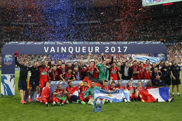 Fußball, Paris St. Germain ist Coupe de France Sieger May 27, 2017 - Saint-Denis, Paris, France - Paris Saint-Germain s players celebrate with the trophy after winning the French Cup final football match between Paris Saint-Germain (PSG) and Angers (SCO) on May 27, 2017, at the Stade de France in Saint-Denis, north of Paris. Paris Saint-Germain v Angers - French Cup Final  - ZUMAn230 20170527_zaa_n230_485 Copyright: xGeoffroyxVanxDerxHasseltx