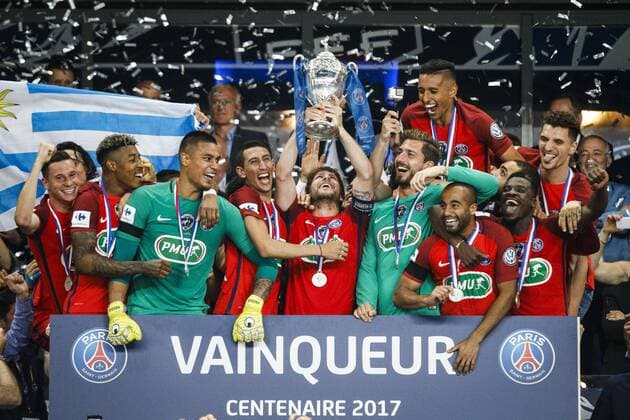 Fußball, Paris St. Germain ist Coupe de France Sieger May 27, 2017 - Saint-Denis, Paris, France - Paris Saint-Germain s Brazilian defender Maxwell (C) holds the trophy as he celebrates winning the French Cup final football match between Paris Saint-Germain (PSG) and Angers (SCO) on May 27, 2017, at the Stade de France in Saint-Denis, north of Paris. Paris Saint-Germain v Angers - French Cup Final  - ZUMAn230 20170527_zaa_n230_491 Copyright: xGeoffroyxVanxDerxHasseltx