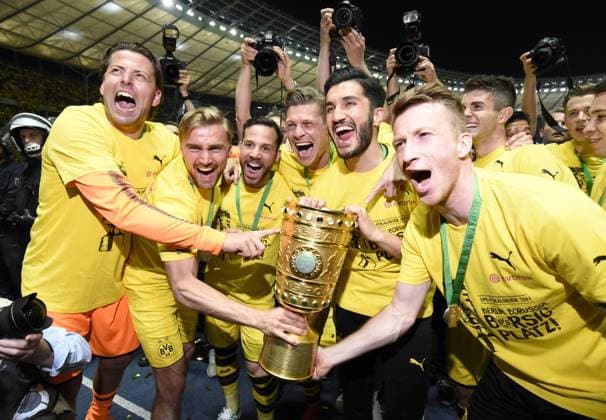 Fußball, DFB-Pokalfinale 2016 2017, Eintracht Frankfurt - Borussia Dortmund DFB-Pokalfinale Eintracht Frankfurt - Borussia Dortmund 1:2 27.05.2017 Pokalsieger BVB feiert vor der Kurve v.l.: Weidenfeller, Marcel Schmelzer, Gonzalo Castro, Lukas Piszczek (BVB), Nuri Sahin und Marco Reus HM