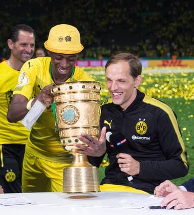 Siegerehrung: Ousmane Dembele (DOR) bringt Cheftrainer Thomas Tuchel (DOR) den Pokal an den Interviewtisch des Fernsehen von Sky Fussball 74.DFB-Pokalfinale: Eintracht Frankfurt - Borussia Dortmund im Olympiastadion in Berlin, Deutschland am 27.05.2017,