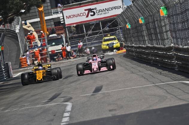 Joylon Palmer (Renault F1 Team) und Sergio Perez (Sahara Force India F1 Team) nebeneinander auf der Strecke, Grosser Preis von Monaco 2017, Motorsport, Formel 1, Rennen, 28.05.2017, Monte Carlo Copyright: xAndre Eibner-Pressefotox EP_JAE
