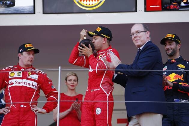 Bilder des Tages - SPORT Motorsports: FIA Formula One World Championship WM Weltmeisterschaft 2017, Grand Prix of Monaco, 7 Kimi Raikkonen (FIN, Scuderia Ferrari), 5 Sebastian Vettel (GER, Scuderia Ferrari), Prince Albert II of Monaco Monte Carlo Monaco xHOCHxZWEIx