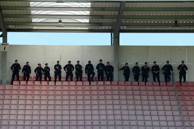 Fußball, Stadiongeschichte SpVgg Unterhaching Eine Polizeistaffel, viele Polizisten verfolgen das Spiel von der leeren Tribüne aus, Sicherheit, Polizei,, Fussball, Relegation zur 3. Liga, SpVgg Unterhaching - SV Elversberg, xslx