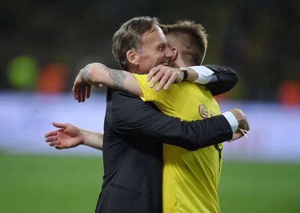 27.05.2017, Fussball GER, DFB Pokal, Finale, Eintracht Frankfurt - Borussia Dortmund 1-2, Geschaeftsfuehrer Hans-Joachim Watzke, Hans Joachim Watzke, (Borussia Dortmund), li., umarmt Marco Reus (Borussia Dortmund)