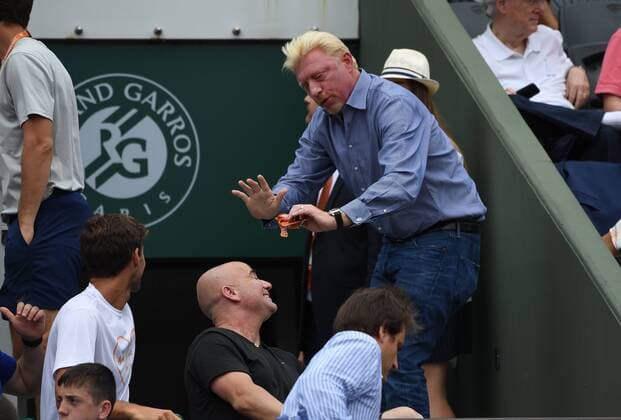 Boris Becker ,Deutschland alter Coach von Djokovic spricht mit Andre Agassi ,Usa neuer Coach von Novak Djokovic