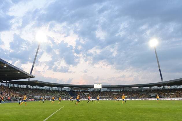 Fußball, Stadiongeschichte Eintracht Braunschweig Fussball, Herren, Saison 2016 2017, Relegation (1. 2. Bundesliga Rückspiel), Eintracht Braunschweig - VfL Wolfsburg, Blick auf die Nordkurve im Eintracht-Stadion, 25.05. 2017, Copyright: xMatthiasxKochx