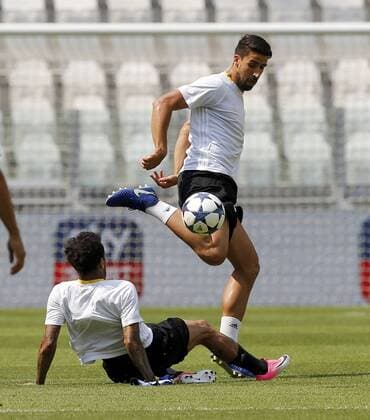 Entrenamiento de la Juventus en Cardiff. En la imagen, Khedira y Dani Alves. Juventus practice session in Cardiff. In this picture, Khedira and Dani Alves. xJOSExA.xGARCIAx 