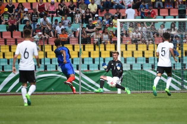 Fussball, Junioren, Saison 2016 17, Schüler-Länderspiel in Berlin, Deutschland - Frankreich, Willem Geubbels (Nr. 9, Frankreich U16) erzielt gegen TW Luca Unbehaun (Nr. 1, Deutschland U16) das Tor zum 0:1, 30.05.17, Copyright: xMichaelxHundtx xMatthiasxKochx